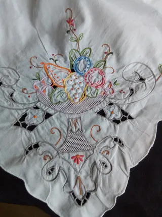Mantelería antigua bordada