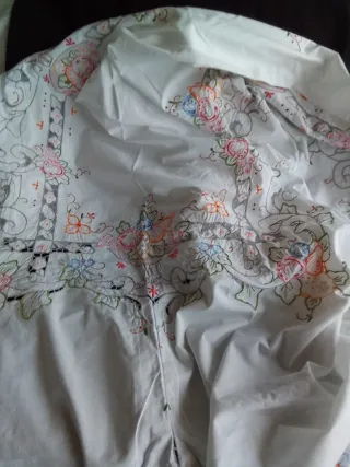 Mantelería antigua bordada