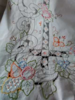 Mantelería antigua bordada