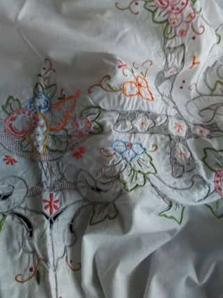 Mantelería antigua bordada