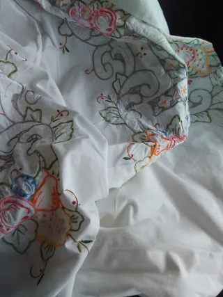 Mantelería antigua bordada