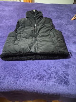 Chaleco negro acolchado con borreguito