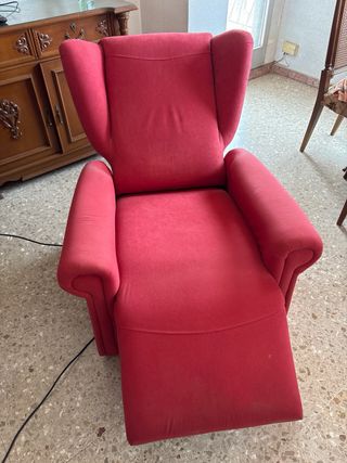 Sillón orejero reclinable rojo