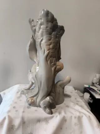 Florero de porcelana con ardillas