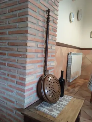 Antico riscaldatore da letto in rame con manico in legno