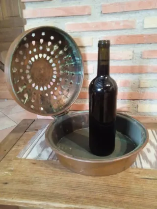 Antico riscaldatore da letto in rame con manico in legno