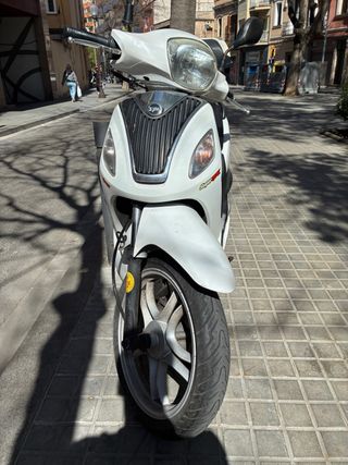Moto SYM 125cc Blanca Scooter Automática
