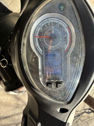 Moto SYM 125cc Blanca Scooter Automática