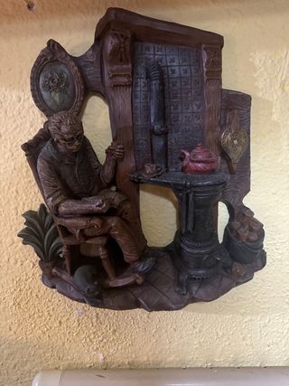 Antigua figura decorativa de pared