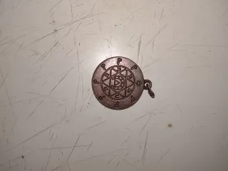 Talismán antiguo con símbolos