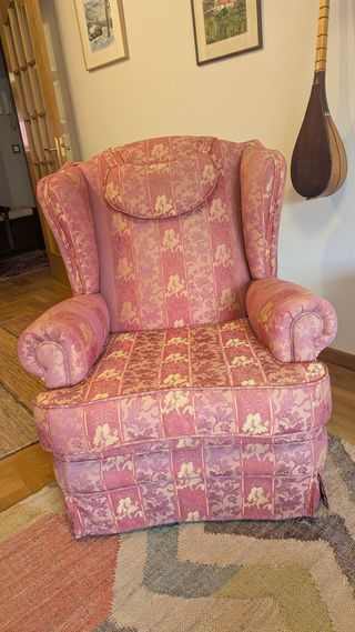 Sofá orejero rosa y dorado
