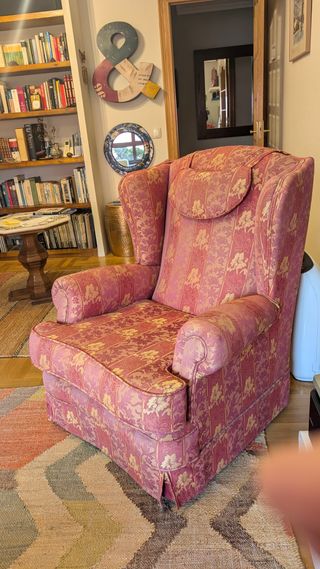 Sofá orejero rosa y dorado