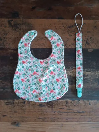 Conjunto babero y chupetero floral