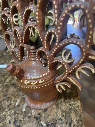 Antigua figura de pavo real de cerámica