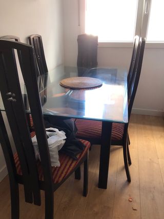 Mesa de comedor de cristal y madera