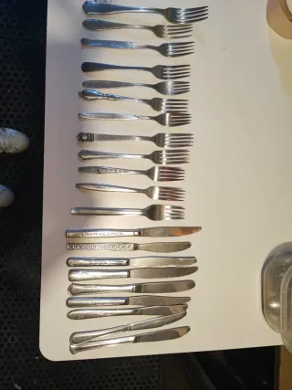 Juego de cubiertos de metal plateado