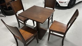 Tavolo da caffè in legno e 4 sedie