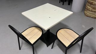 Tavolo da caffè in legno e 4 sedie