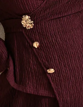 Traje burdeos con botones dorados