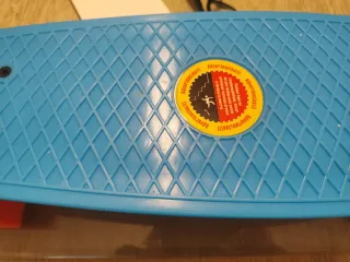 Patin azul con ruedas naranjas