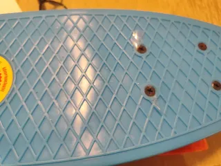 Patin azul con ruedas naranjas