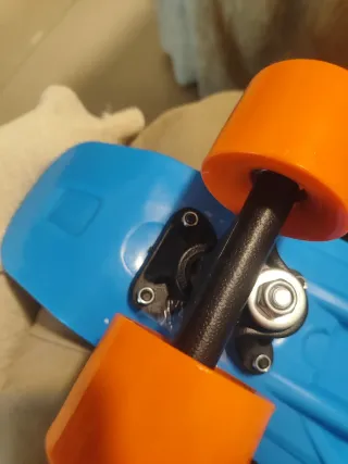 Patin azul con ruedas naranjas