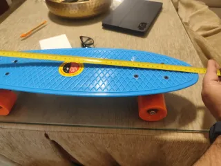 Patin azul con ruedas naranjas