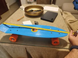 Patin azul con ruedas naranjas