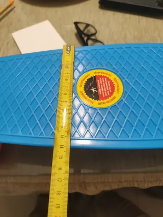 Patin azul con ruedas naranjas