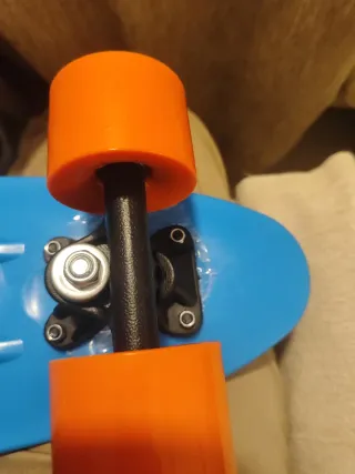 Patin azul con ruedas naranjas