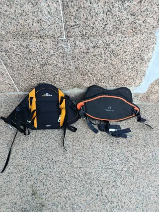 Kayak azul con remos y carrito