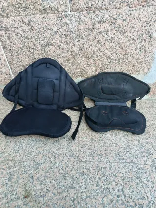 Kayak azul con remos y carrito