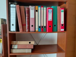 Estantería madera con clasificadores