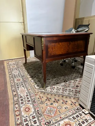 Escritorio de madera con tapa de cristal