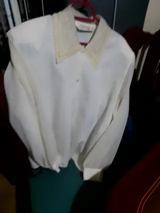 Blusa elegante beige con detalles