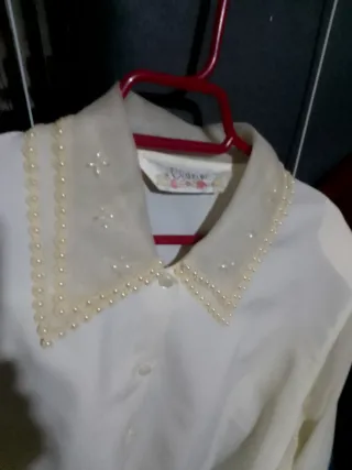 Blusa elegante beige con detalles