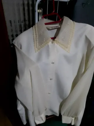 Blusa elegante beige con detalles