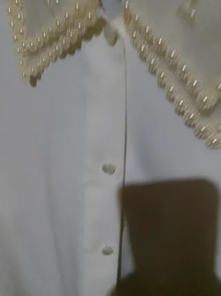 Blusa elegante beige con detalles