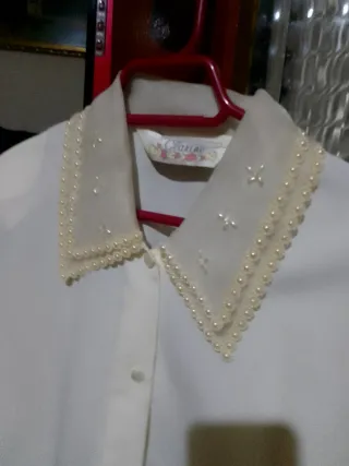 Blusa elegante beige con detalles