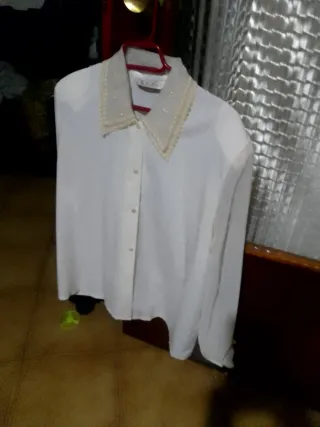 Blusa elegante beige con detalles