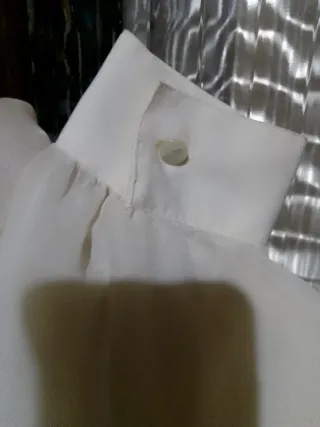 Blusa elegante beige con detalles