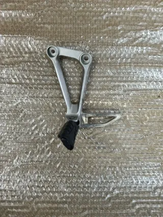 Soporte estribera pasajero Izq Honda CB500