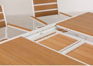 Mesa y sillas de jardín simil madera y metal