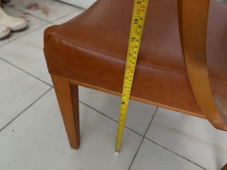 4 Sillas de madera y cuero