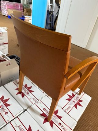 4 Sillas de madera y cuero