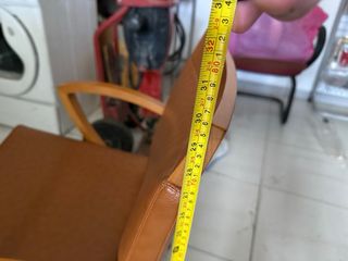 4 Sillas de madera y cuero