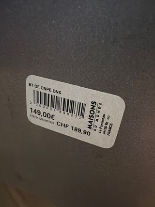 Mesa auxiliar con ruedas de metal negro y cristal