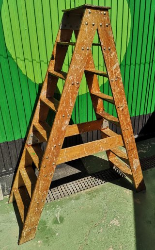 Escalera madera reforzada