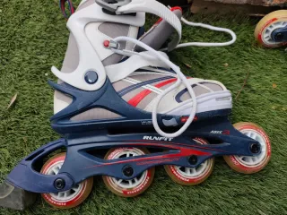 Patines en línea blancos y azules