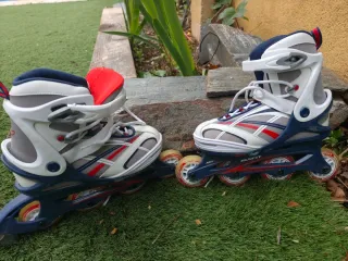 Patines en línea blancos y azules